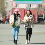 Главное украшение города: девушки на весенних улицах Барнаула. Фоторепортаж