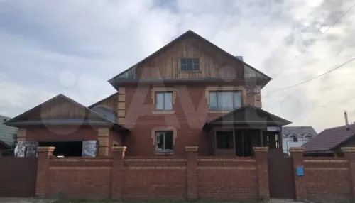 В Барнауле на Южном за 9,6 млн рублей продают сосновый дом с изящной лестницей