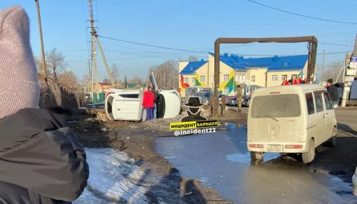 В алтайском селе рядом с поликлиникой перевернулся автомобиль