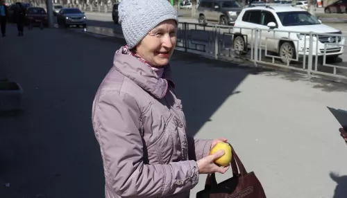 Барнаульцам на улице раздали яблоки и напомнили о здоровье