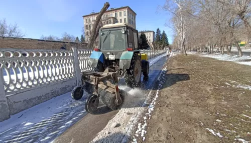 Дорожники в Барнауле чистят улицы от снега и гололеда