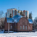 В Барнауле освятили Крестовоздвиженскую церковь в парке Изумрудный