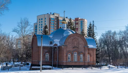 В Барнауле освятили Крестовоздвиженскую церковь в парке Изумрудный
