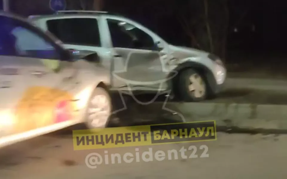 В Барнауле на перекрестке столкнулись две иномарки