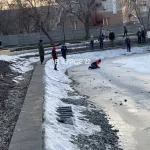 В Барнауле дети устраивают вылазки на тонкий лед в парке Изумрудный