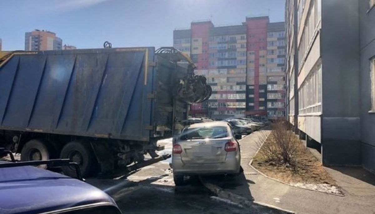 В Томске мусоровоз без водителя наехал на автомобиль с ребенком в салоне -  Толк 10.04.2023