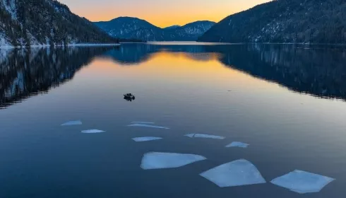 На Алтае Телецкое озеро почти освободилось от ледяных оков. Фото
