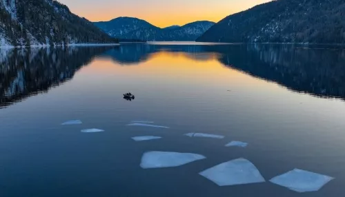 На Алтае Телецкое озеро почти освободилось от ледяных оков. Фото