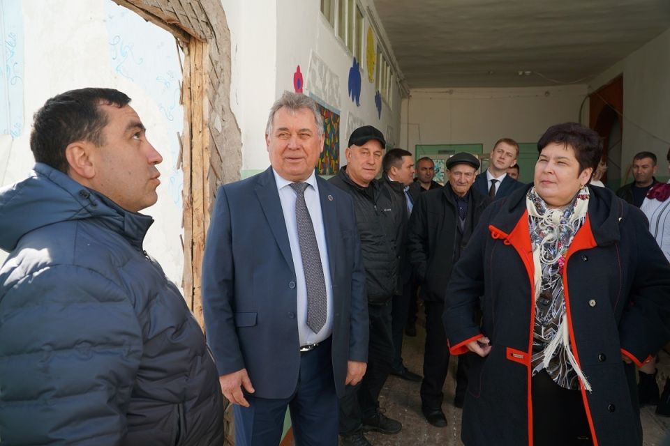 Александр Романенко проверил капремонты в школах Шипуновского района