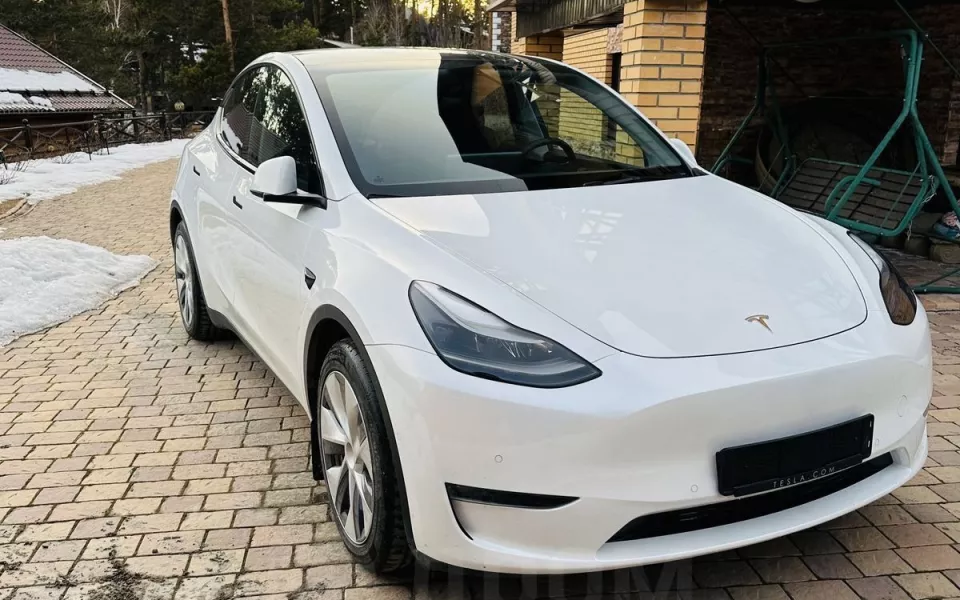 В Барнауле почти новую белую Tesla продают за 6 млн рублей