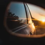 В Бийске неизвестный мужчина поломал зеркала у девяти автомобилей