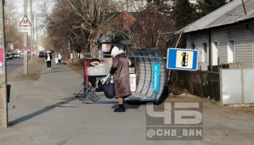 В Барнауле рухнула автобусная остановка вместе со знаком