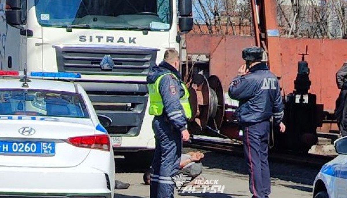 В Новосибирске машины ДПС устроили на мосту погоню за КамАЗом