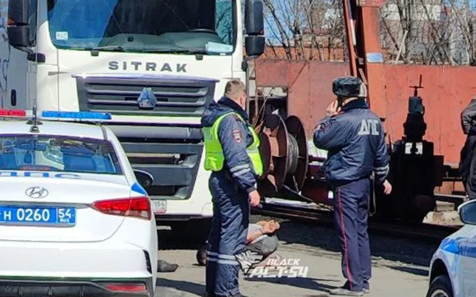 В Новосибирске машины ДПС устроили на мосту погоню за КамАЗом