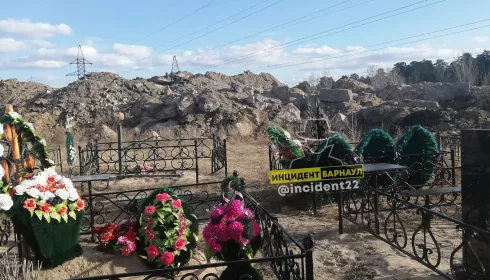 В Барнауле кладбище на Булыгино заваливают мусором