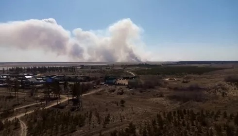 На село Бастан в Михайловском районе надвигается огонь со стороны Казахстана