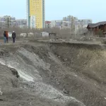 В Барнауле на пустыре за ТЦ Европа кучи снега сменились горой отходов