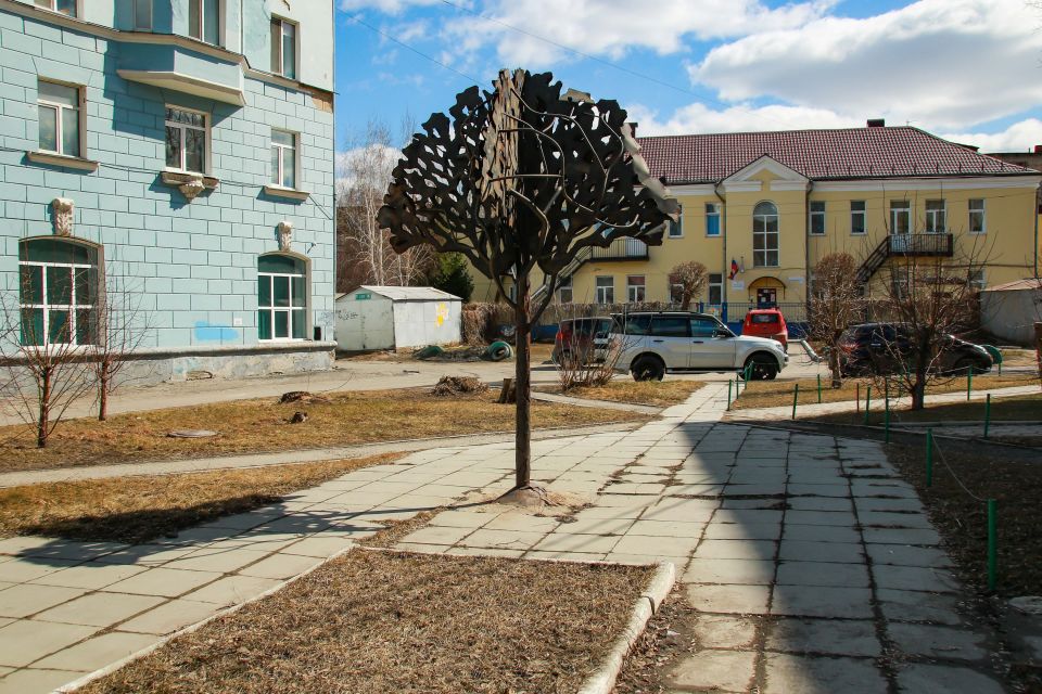 Зеленая зона между домами №21 и 25 по пр. Строителей.