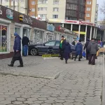 В Барнауле женщина на иномарке влетела в ряд торговых киосков на Докучаево
