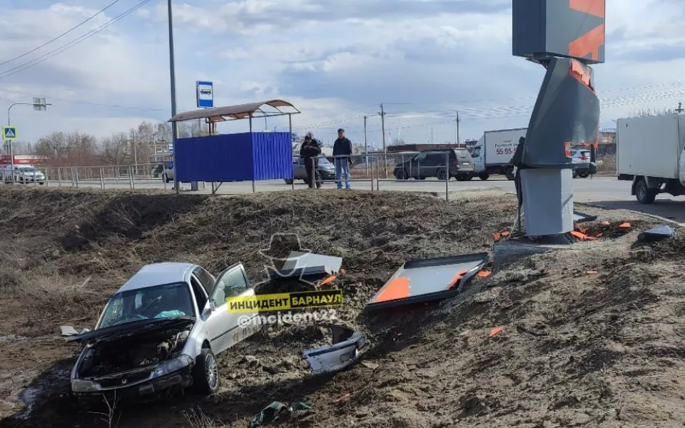 В Барнауле иномарка влетела в стелу автоцентра на Павловском тракте