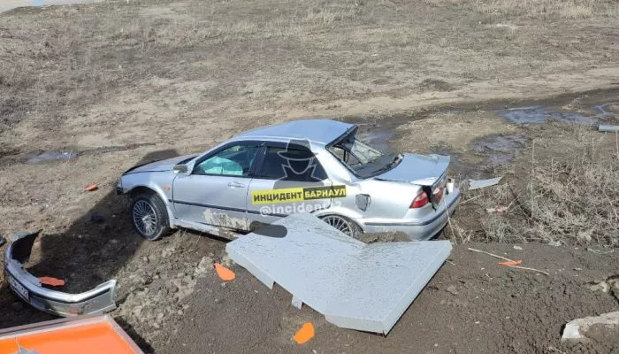В полиции Барнаула назвали подробности ДТП, где Honda снесла стелу автоцентра