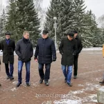 Мэр Барнаула провел выездное совещание на заснеженной площади Победы