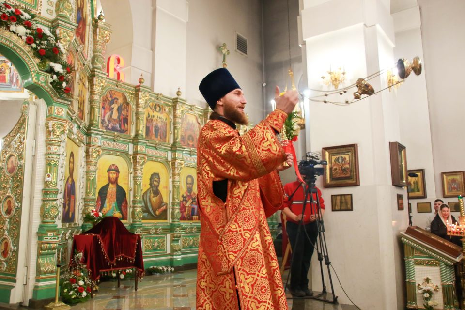 Пасхальное богослужение в Александро-Невском соборе