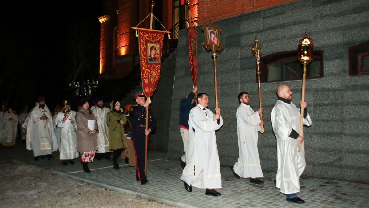 Пасхальное богослужение в Александро-Невском соборе