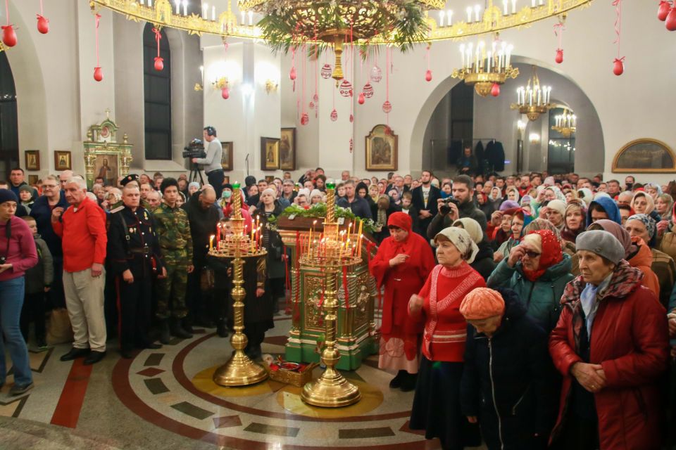 Пасхальное богослужение в Александро-Невском соборе