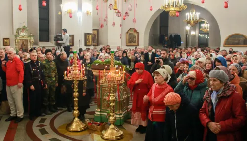 Христос воскресе: как в Барнауле прошло Пасхальное богослужение. Фоторепортаж