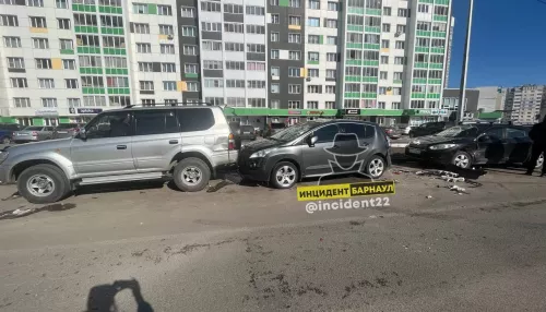 В Барнауле водитель внедорожника протаранил припаркованные автомобили