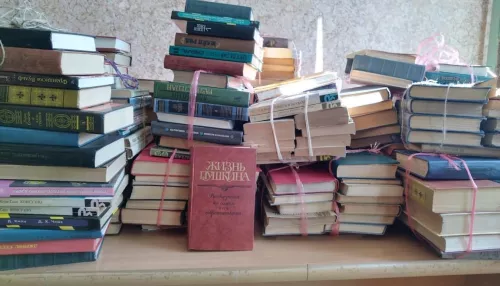 Алтайская пенсионерка передала более 600 книг библиотекам Донбасса