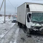 Грузовик столкнулся с легковушкой на выезде из Бийска