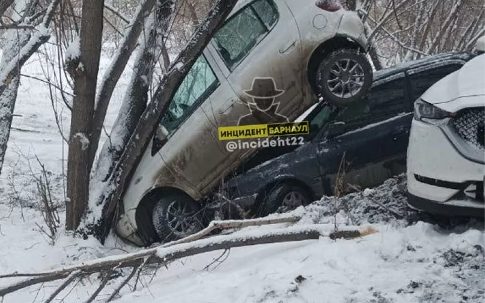 В Барнауле на дороге сложился бутерброд из разбитых машин