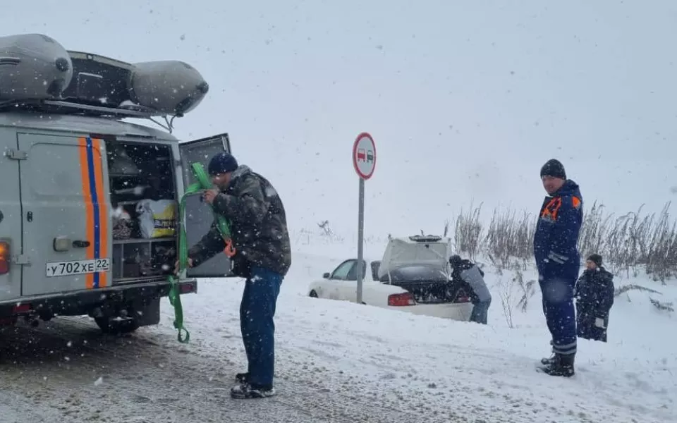 В Алтайском крае автомобиль с семьей слетел с обледенелой трассы