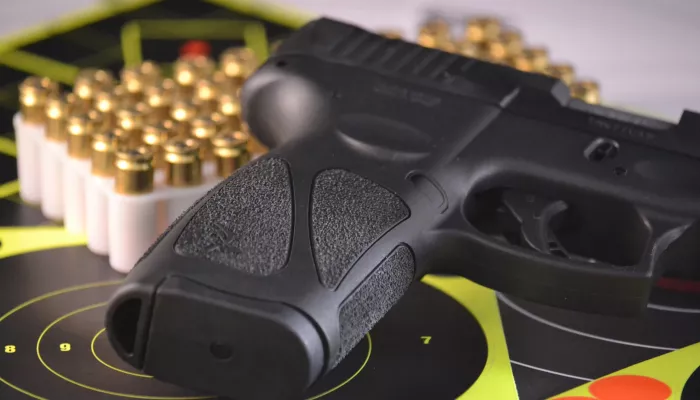 Вернулся с пистолетом: жителю Республики Алтай грозит срок за угрозу убийством матери