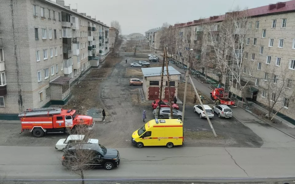 Алтайские спасатели на автолестнице добрались до попавшей в беду пенсионерки