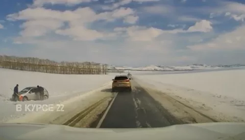 Автомобилисты выручают друг друга на заснеженных алтайских трассах