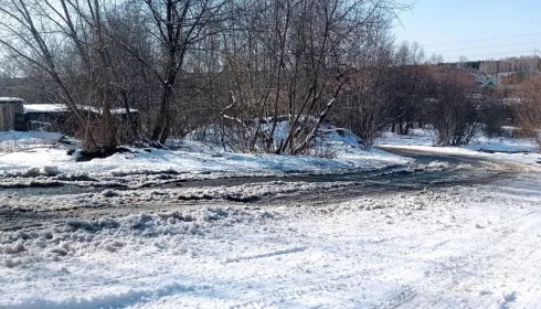 От тюрьмы до дамбы. Что происходит на одной из самых опасных дорог Барнаула