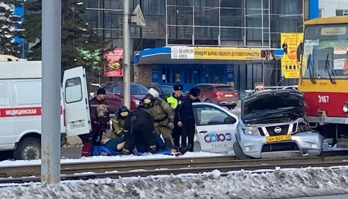 В Барнауле трамвай жестко протаранил такси на проспекте Ленина