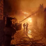 Около 40 человек ночью тушили серьезный пожар в Барнауле