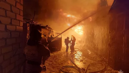 Около 40 человек ночью тушили серьезный пожар в Барнауле