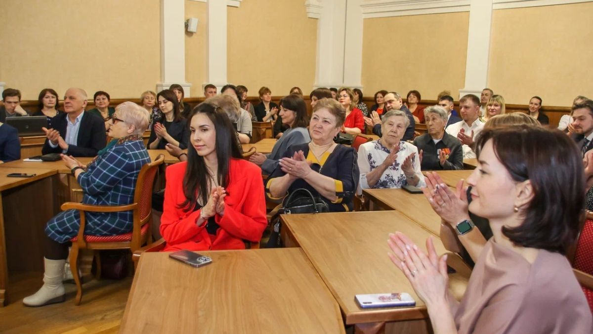 В Барнаульской Думе наградили активных горожан ко Дню местного самоуправления