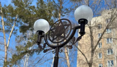 Разбитые фонари на аллее Победы в Барнауле меняют на антивандальные