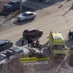 В Барнауле на перекрестке столкнулись автомобиль и троллейбус