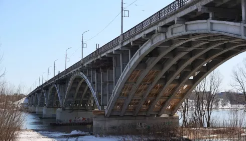 Томенко побывал на коммунальном мосту в Бийске, который закрывают на ремонт