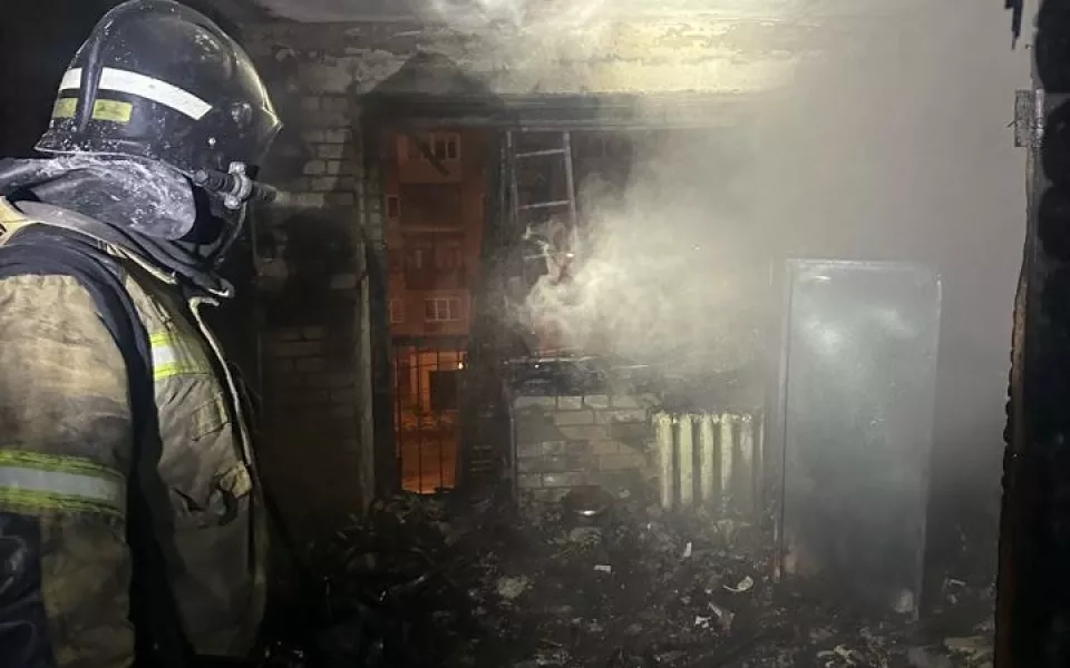 В Барнауле жильцов четырехэтажного дома эвакуировали из-за пожара