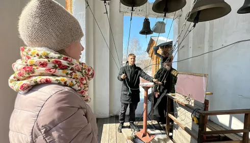 В Бийске батюшка с полицией на колокольне рассказали подросткам об экстремизме