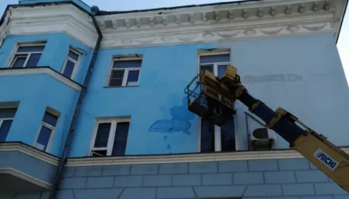 Закрашивают кирпич: жильцы дома в Барнауле возмутились ремонтом фасада