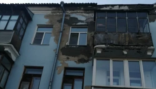 Жалобы барнаульцев на камнепад в центре города дошли до Бастрыкина